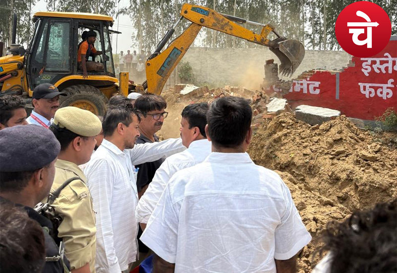 जेवर एयरपोर्ट के पास चला बाबा का बुल्डोजर, मुक्त कराई चार अरब की जमीन