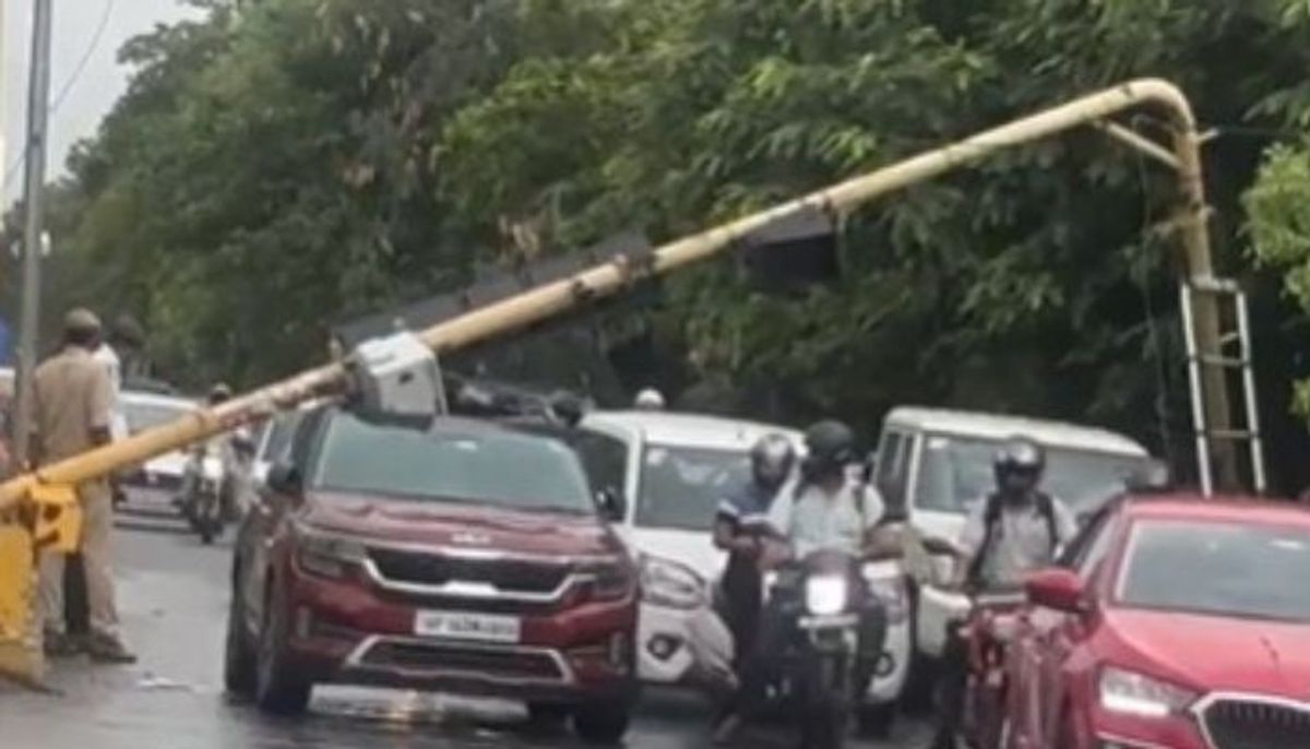 तेज हवा और बारिश से नोएडा के डीएम चौक का गिरा खंभा, मची अफरा-तफरी