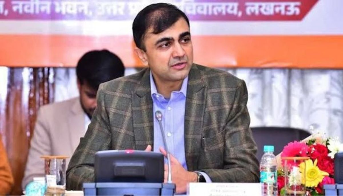 उत्तर प्रदेश के इस चर्चित IAS अधिकारी की घेराबंदी तेज