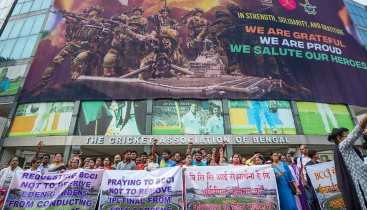 IPL 2025 के बीच गरमाया माहौल, BCCI के इस फैसले पर फैंस ने किया प्रदर्शन