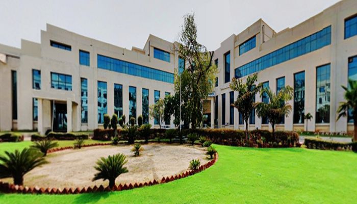 हापुड़ की यूनिवर्सिटी पर लटकी बुलडोजर एक्शन की तलवार, 15 दिन में जवाब वरना...