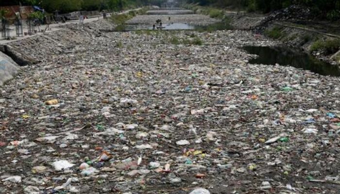 नाले में डूबे वादे, सफाई के दावे हवा-हवाई... CEO के फरमान की उड़ रही धज्जियां