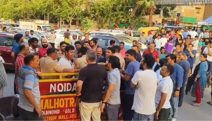 पंखे बंद, गुस्सा चालू! बिजली कटौती के खिलाफ नोएडावासियों ने किया जोरदार प्रदर्शन