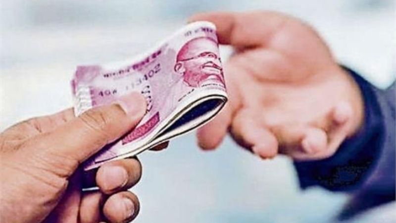 नोएडा में GST का बड़ा अधिकारी रिश्वत लेते हुए रंगे हाथों पकड़ा गया