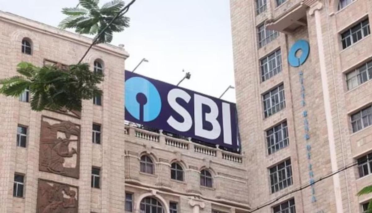 SBI ने निवेशकों को दिया बड़ा झटका, FD कराने वालों को...