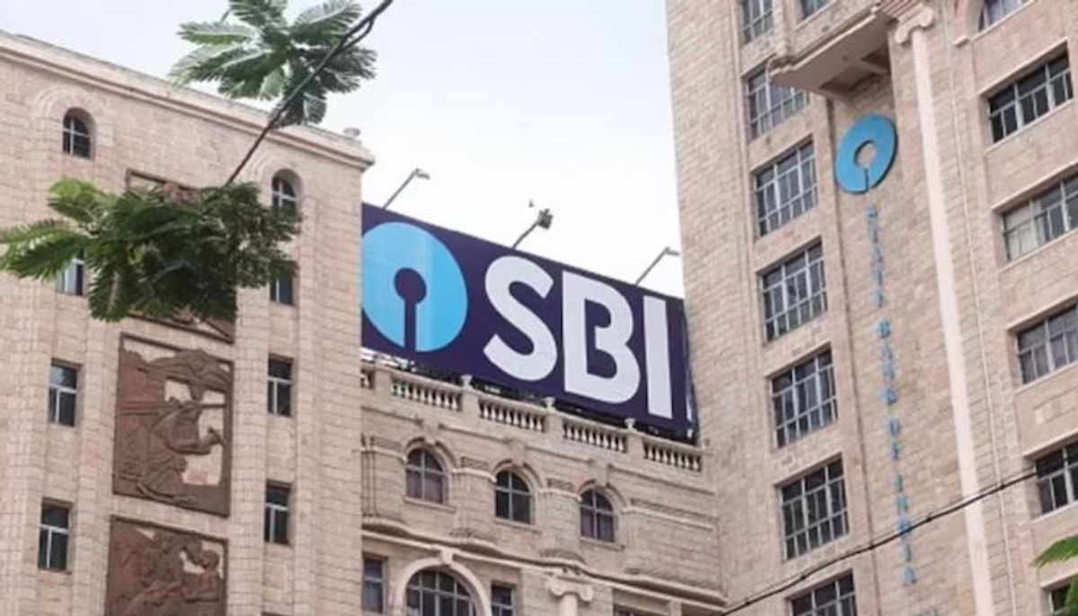 SBI ने निवेशकों को दिया बड़ा झटका, FD कराने वालों को...