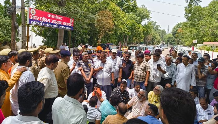 IMS के छात्र पर जानलेवा हमले पर बवाल, धरने पर बैठा त्यागी समाज