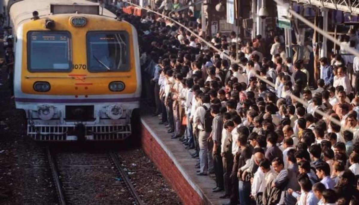 मुंबई लोकल ट्रेन में बड़ा हादसा: दरवाजे पर टिकी थी जिंदगी, भीड़ ने छीनी सांसें
