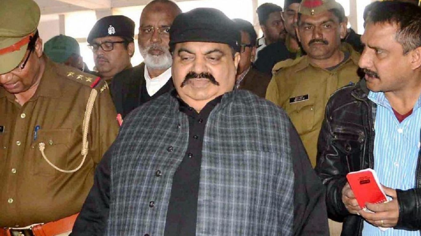 उत्तर प्रदेश में अतीक का गैंग अब भी बेखौफ, साढ़ू समेत आठ पर FIR दर्ज