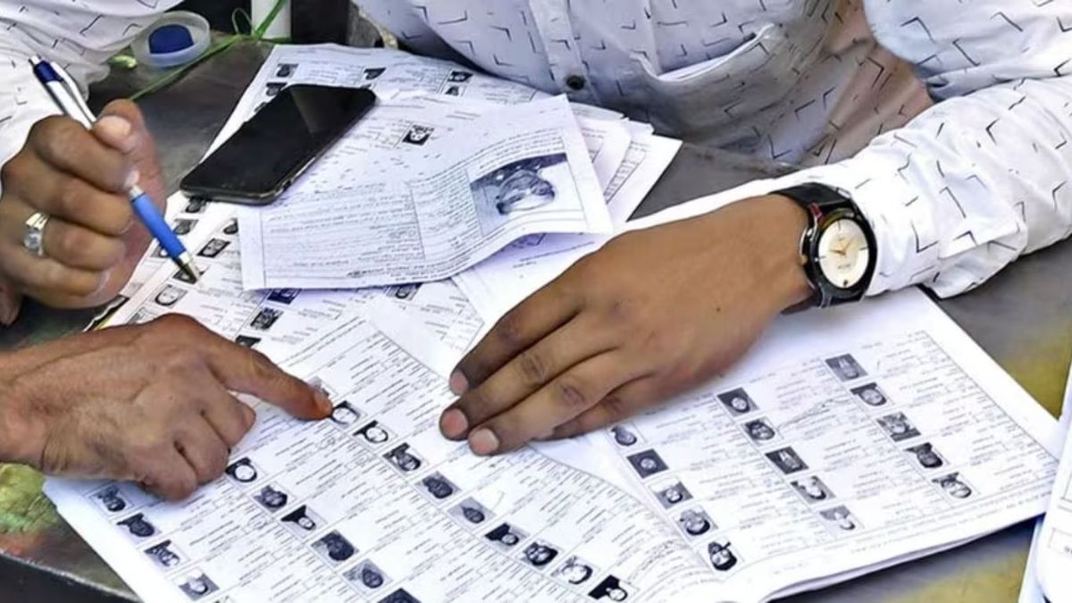 बिहार में वोटर पहचान के नियम बदले, अब आधार - वोटर ID नहीं होंगे मान्य