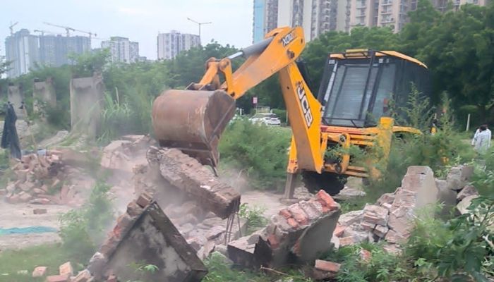 ग्रेटर नोएडा में 18 करोड़ की जमीन पर चला बुलडोजर, अतिक्रमणकारियों में हड़कंप