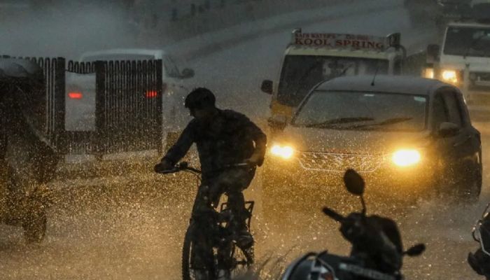 तेज बारिश से थमी दिल्ली-NCR की रफ्तार, कई इलाकों में जलभराव और जाम