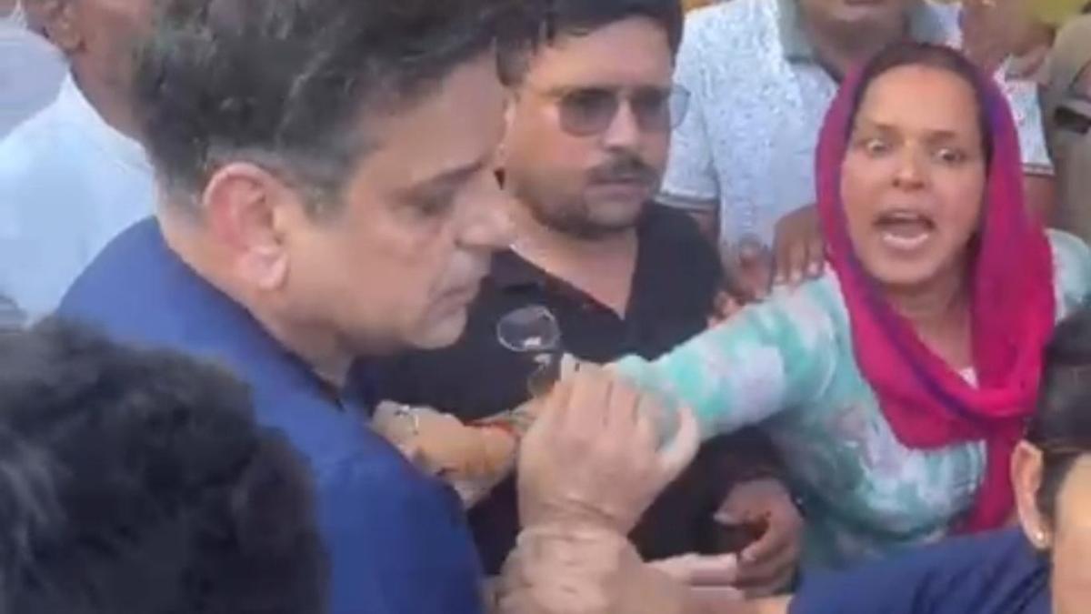 शारदा विवि में पहुंची मां ने दिया खुद के सुसाइट का अल्टीमेटम
