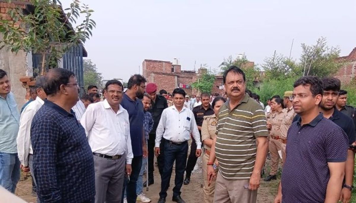 ग्रेटर नोएडा प्राधिकरण की बड़ी कार्रवाई, 30 करोड़ की जमीन पर चला बाबा का बुलडोजर