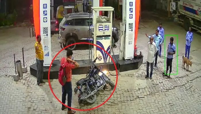 गर्दन से बहता रहा खून फिर भी बाइक दौड़ाता रहा शख्स, देखें वीडियो