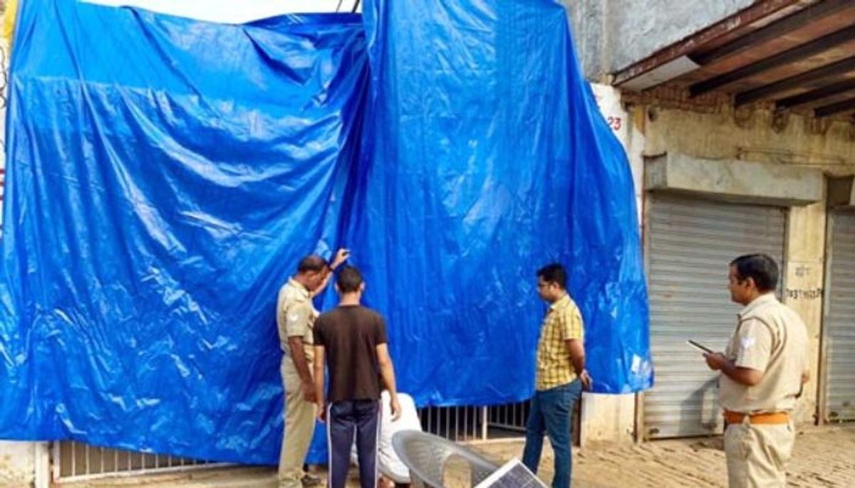 श्रद्धा की राह पर नहीं दिखेंगे नशे के ठिकाने, दुकानों को दिखाया गया त्रिपाल वाला रास्ता