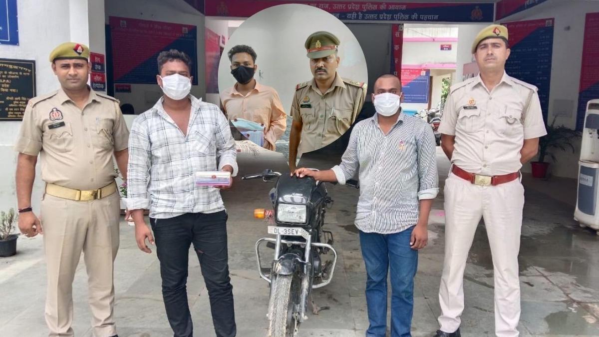 मोबाइल छीन कर भाग रहे बदमाशों को पुलिस ने रंगेहाथ घेरा कर पकड़ा