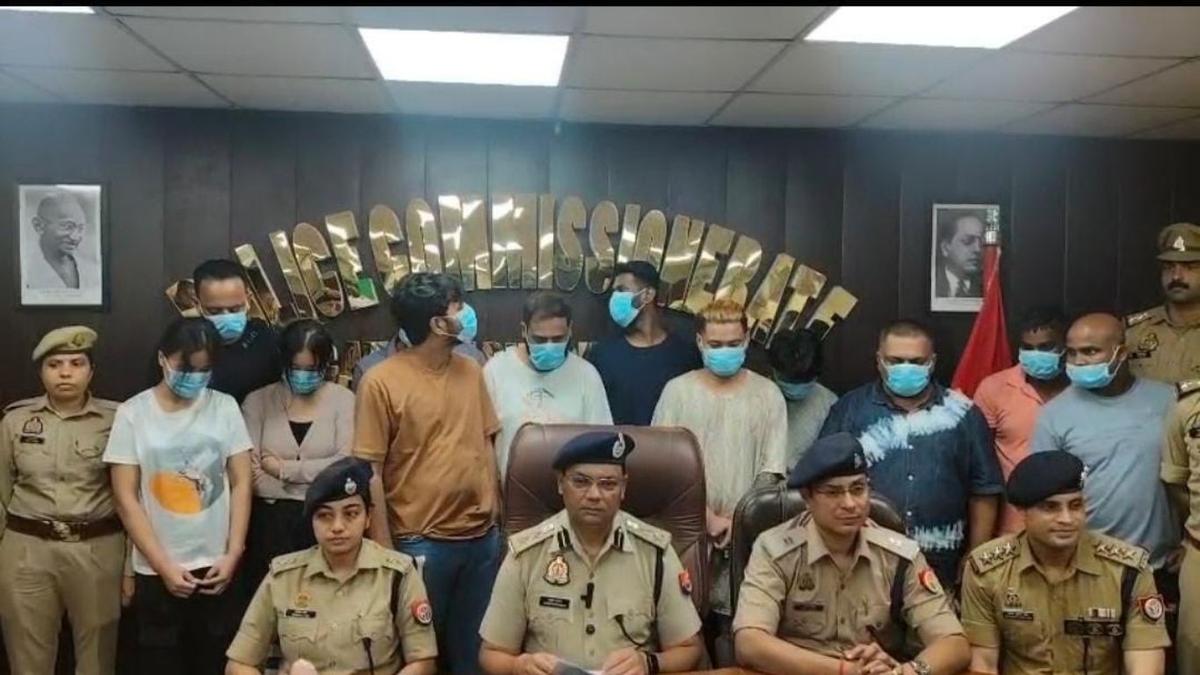 नोएडा में बैठकर अमेरिका के लोगों से ठगी करने वाला कॉल सेंटर पकड़ा गया