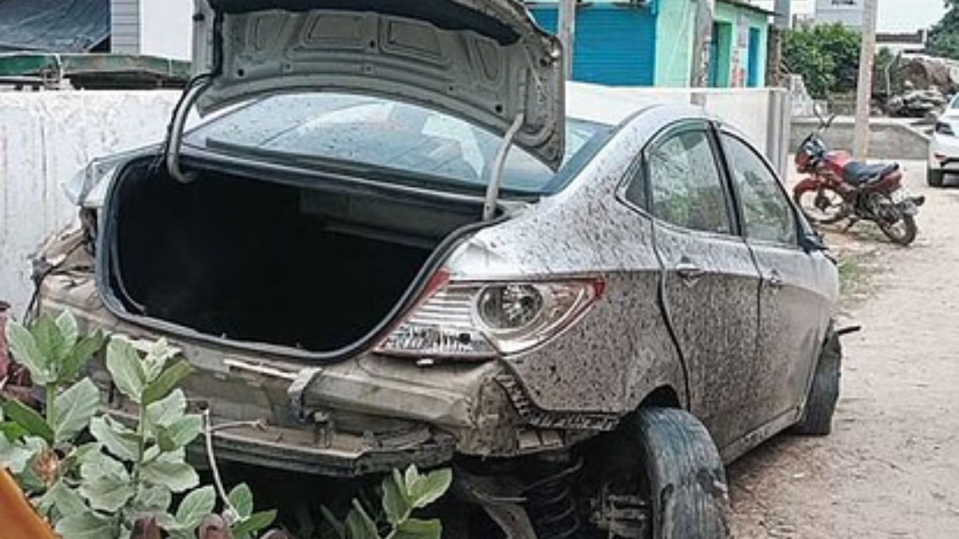 देखिए कैसे बाउंड्रीवाल तोड़ 25 फीट नीचे गिरी कार