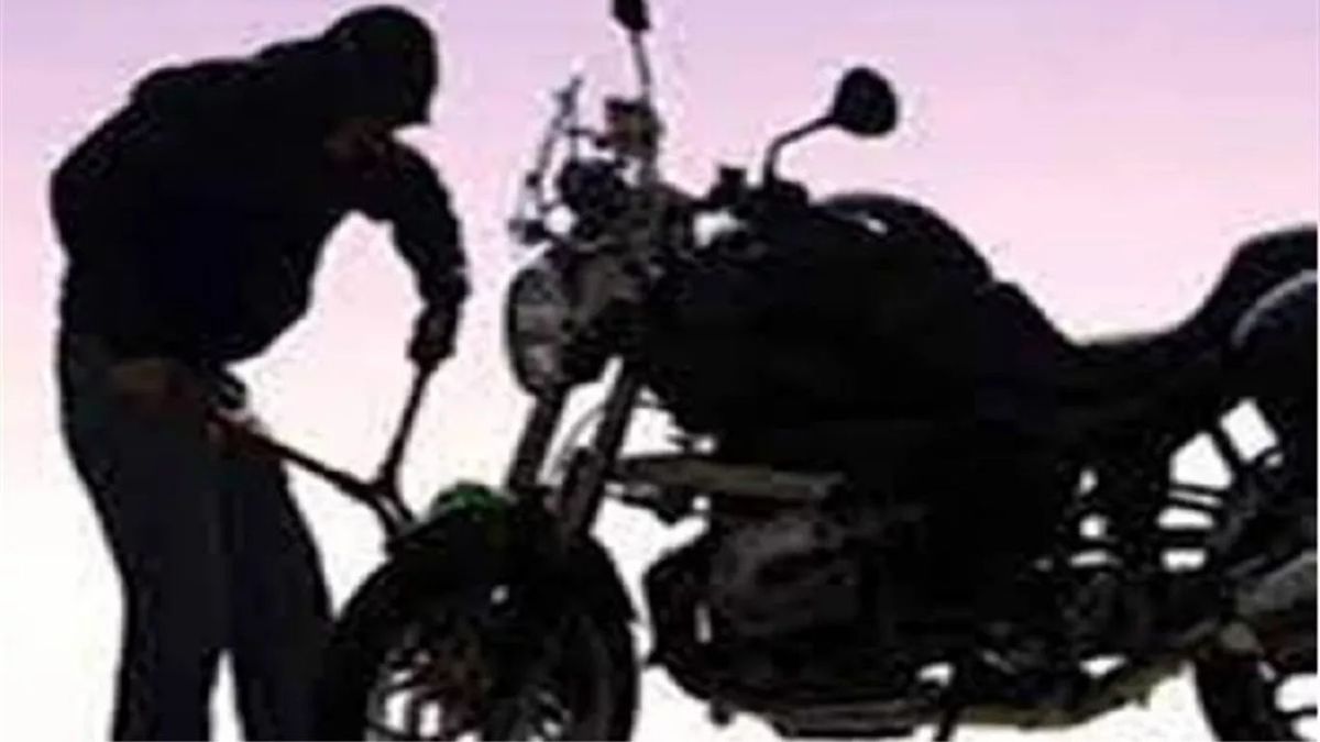 घर में खड़ी बाइक का हैंडल तोड़कर पुलिसकर्मी ले उड़ा