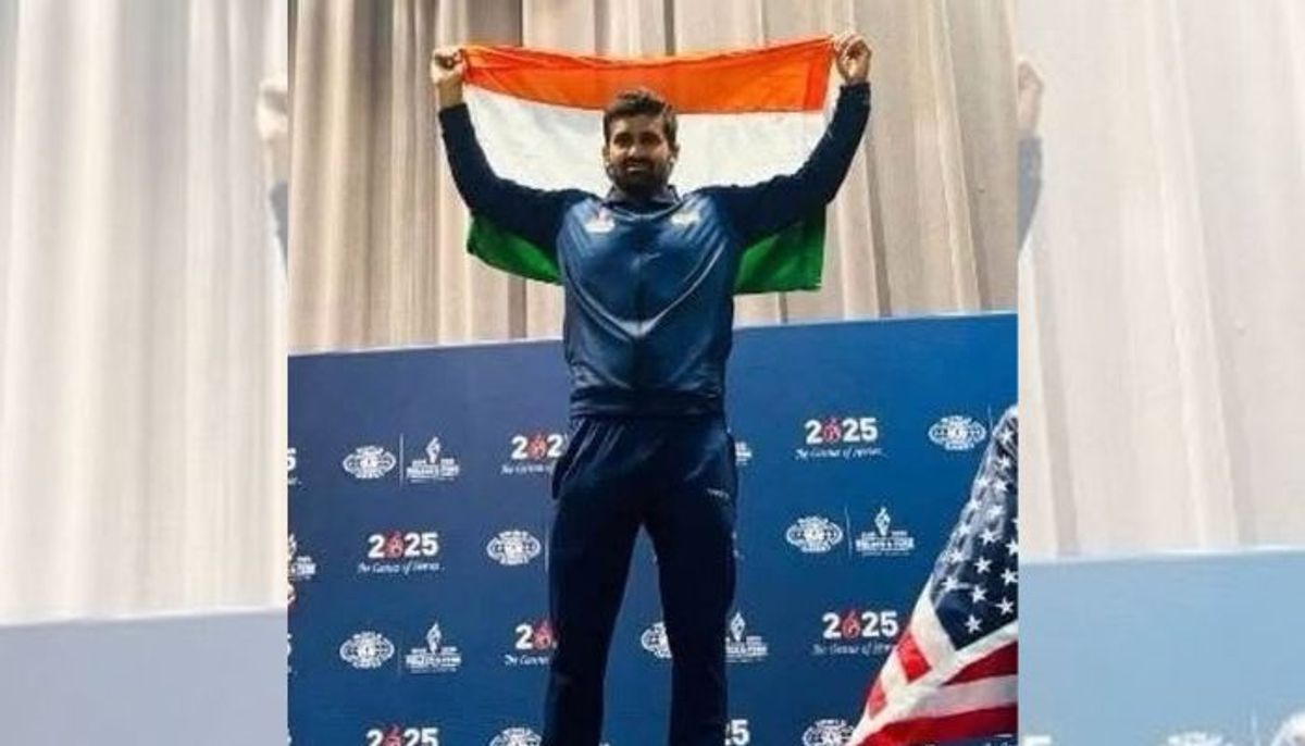 ग्रेटर नोएडा के पहलवान बेटे का एयरपोर्ट से लेकर गांव तक स्वागत