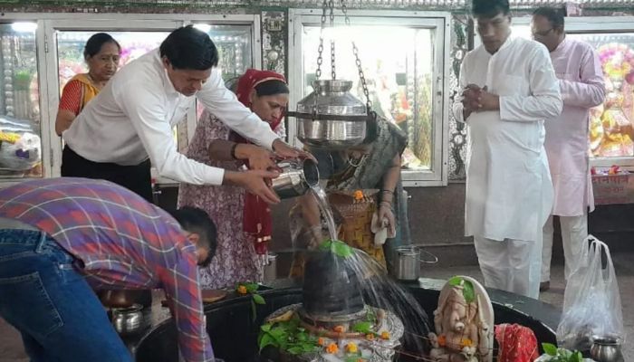 फूलों की खुशबू, रोशनी की झिलमिलाहट और शिव भक्ति से महका सावन का पहला दिन