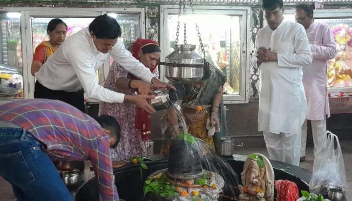 फूलों की खुशबू, रोशनी की झिलमिलाहट और शिव भक्ति से महका सावन का पहला दिन