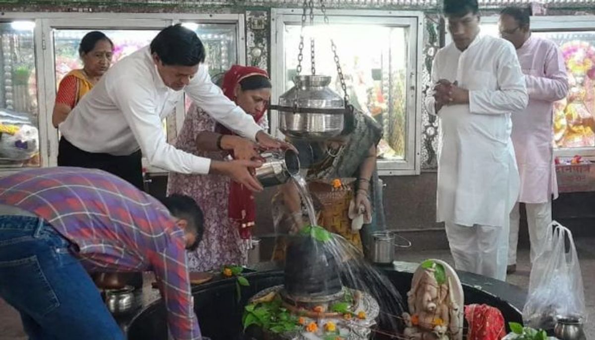 फूलों की खुशबू, रोशनी की झिलमिलाहट और शिव भक्ति से महका सावन का पहला दिन