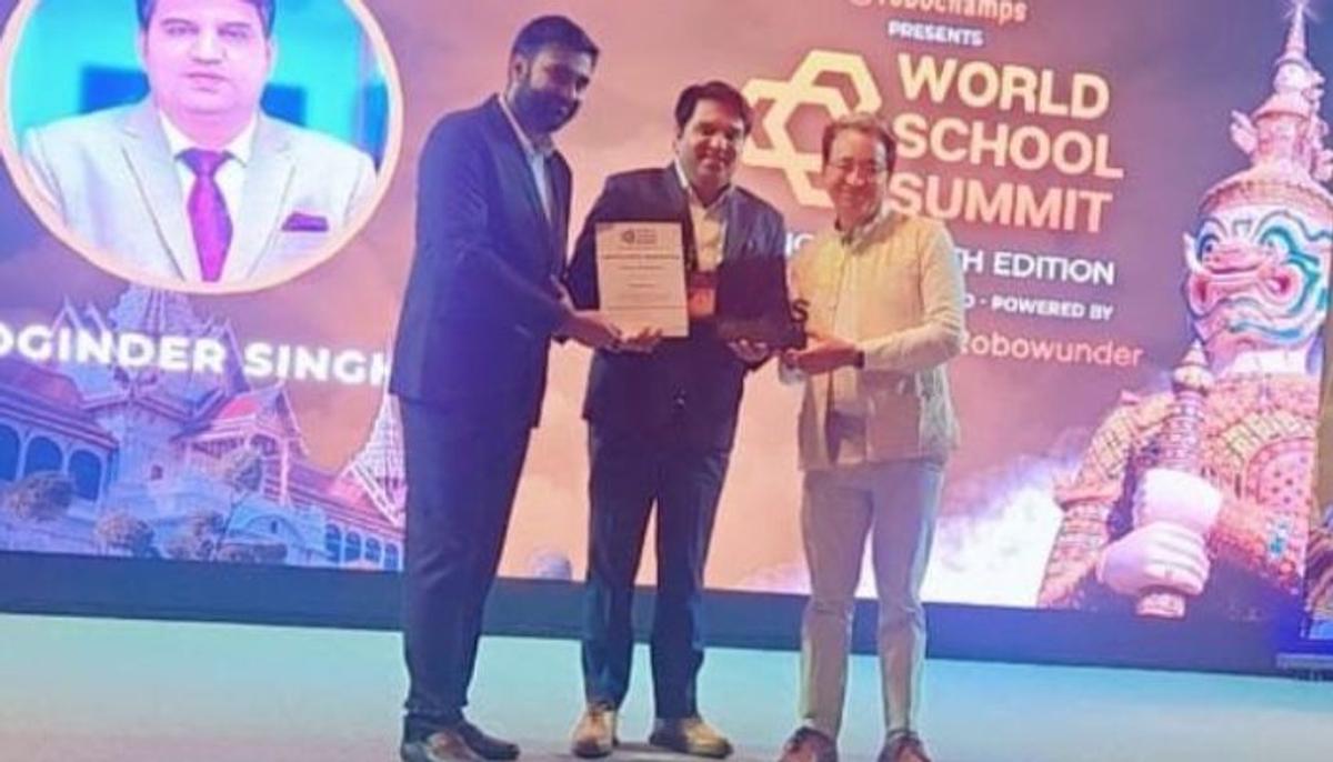 शिक्षा के क्षेत्र में चमका नोएडा का श्री राम यूनिवर्सल स्कूल, मिला बेस्ट स्कूल और लीडरशिप अवॉर्ड