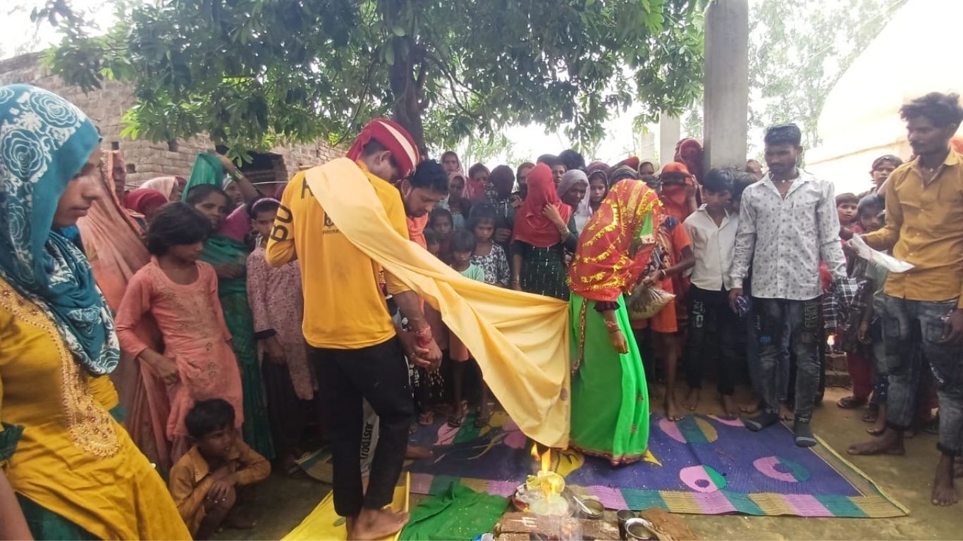 प्रेमी जोड़ा को पंचायत ने दिया ऐसा फरमान, सुनकर रह जाएंगे हैरान