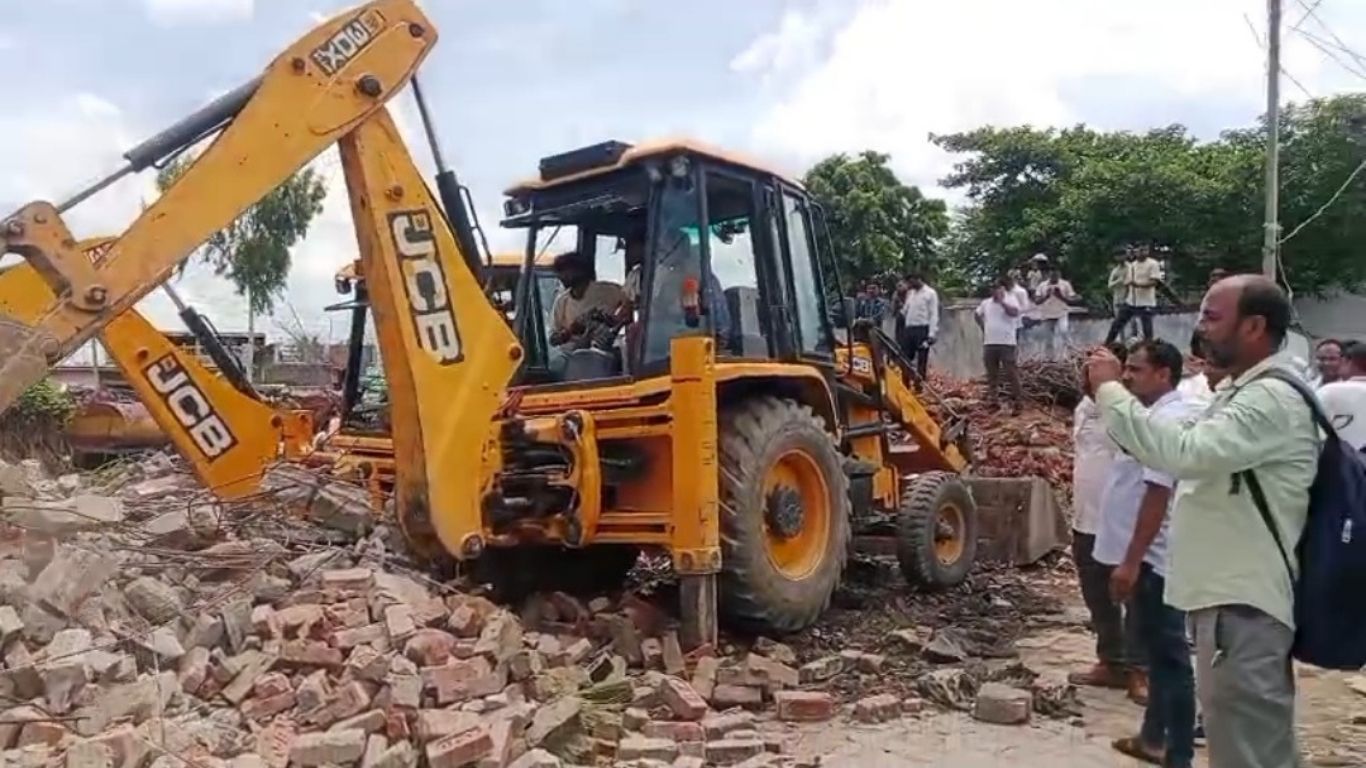 छांगुर के भतीजे के मकान पर चला प्रशासन का बुलडोजर