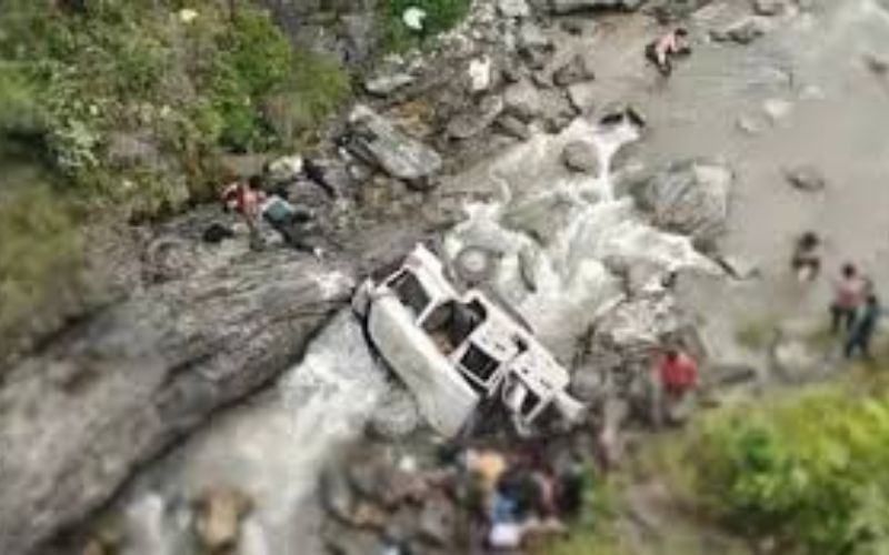 पिथौरागढ़ में दर्दनाक सड़क हादसा : गहरी खाई में गिरी टैक्सी, सात लोगों की मौत, कई घायल