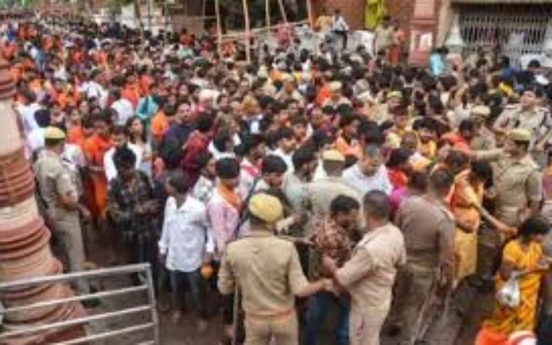 हरिद्वार के बाद उत्तर प्रदेश के बाराबंकी में औसानेश्वर मंदिर में भगदड़ से हड़कंप, दो श्रद्धालुओं की मौत, 29 घायल