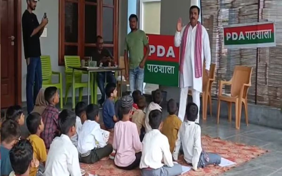 यूपी में अनोखी 'पीडीए पाठशाला': बच्चों को 'अ फॉर अखिलेश, इ फॉर आंबेडकर' सिखा रहे नेताजी!