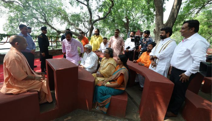 अचानक टीचर बन गए उत्तर प्रदेश के मुख्यमंत्री, छात्र भी रहे खास