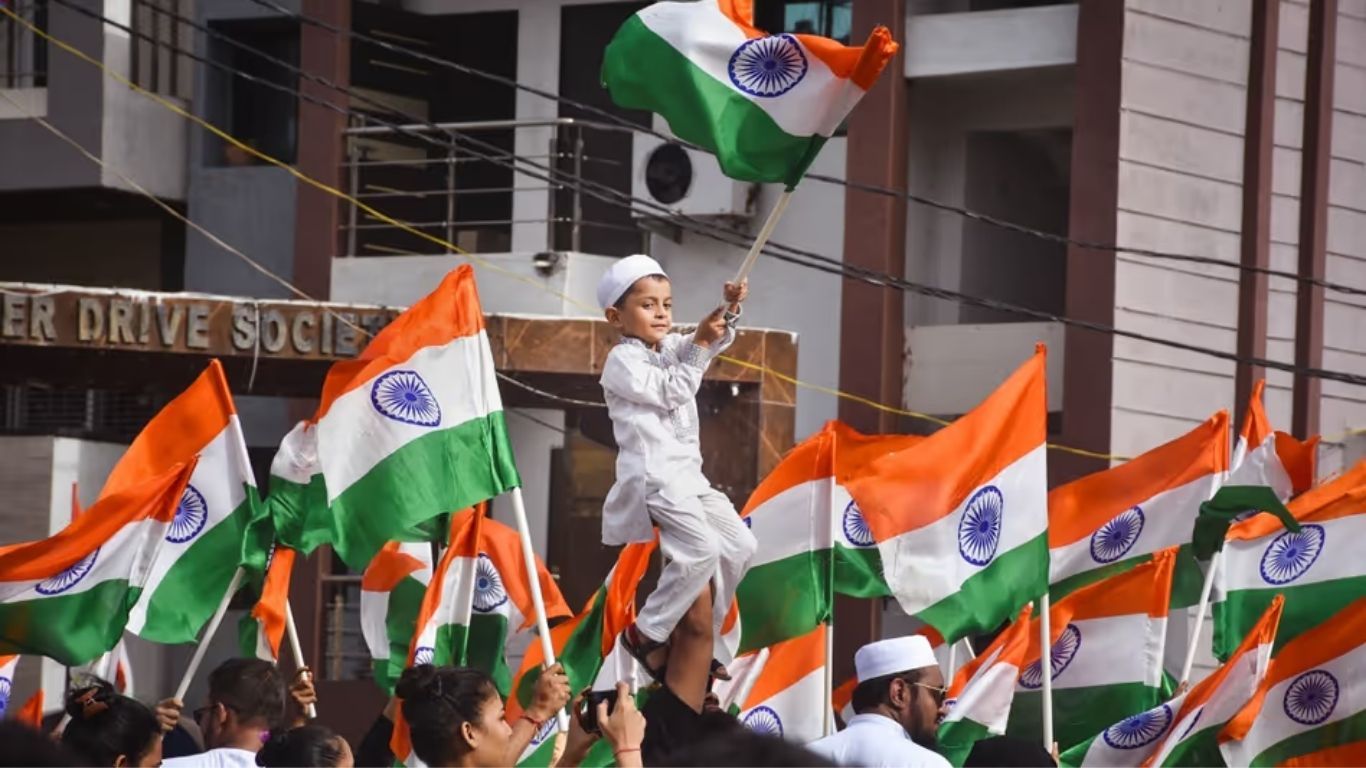 स्वतंत्रता दिवस पर विशेष : राष्ट्रीय झंडा लगाने से पहले नियम जरूर पढ़ लें