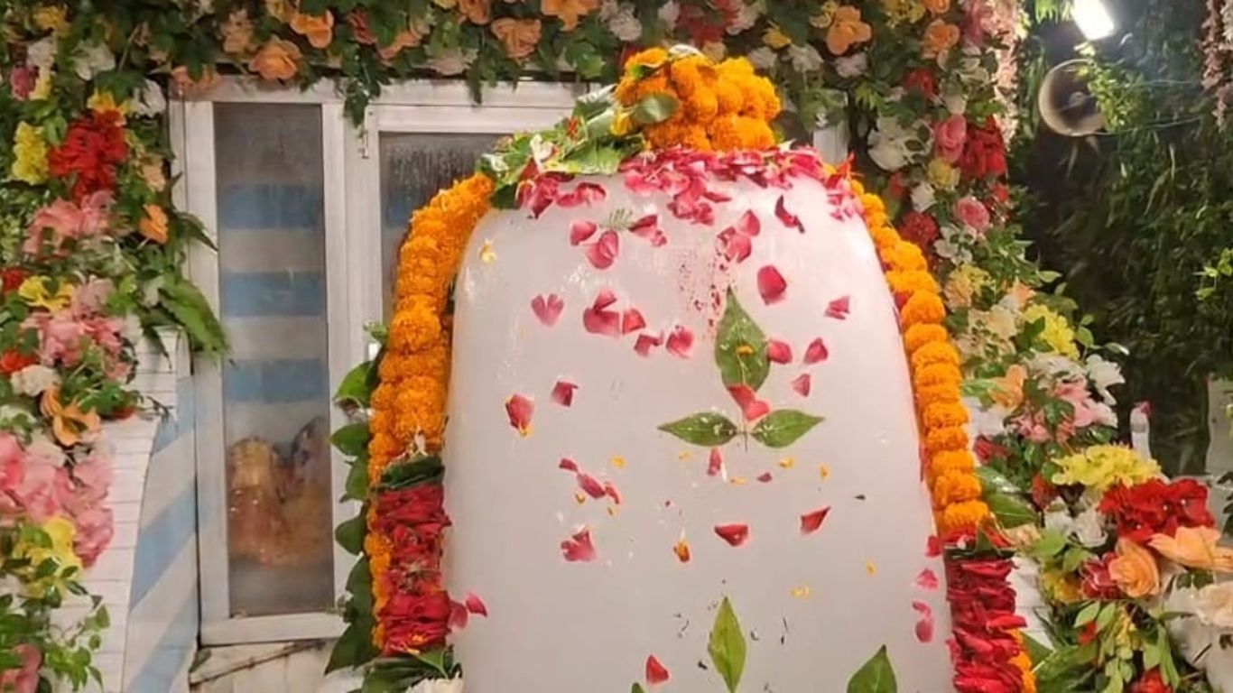 देखिए, सावन में कहां बन गया बर्फ का शिवलिंग