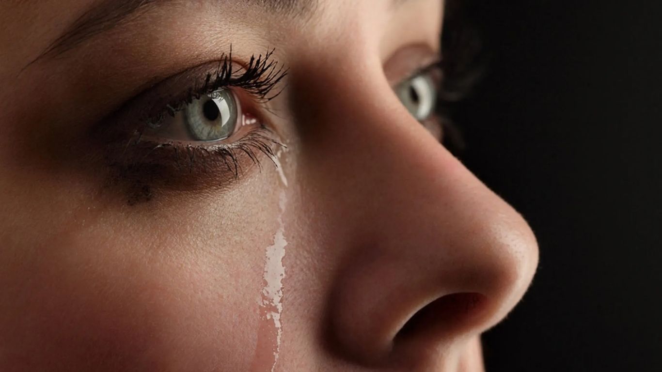 क्या आपकी आंखों से लगातार आंसू बहते हैं? एक्सपर्ट से समझें असली वजह