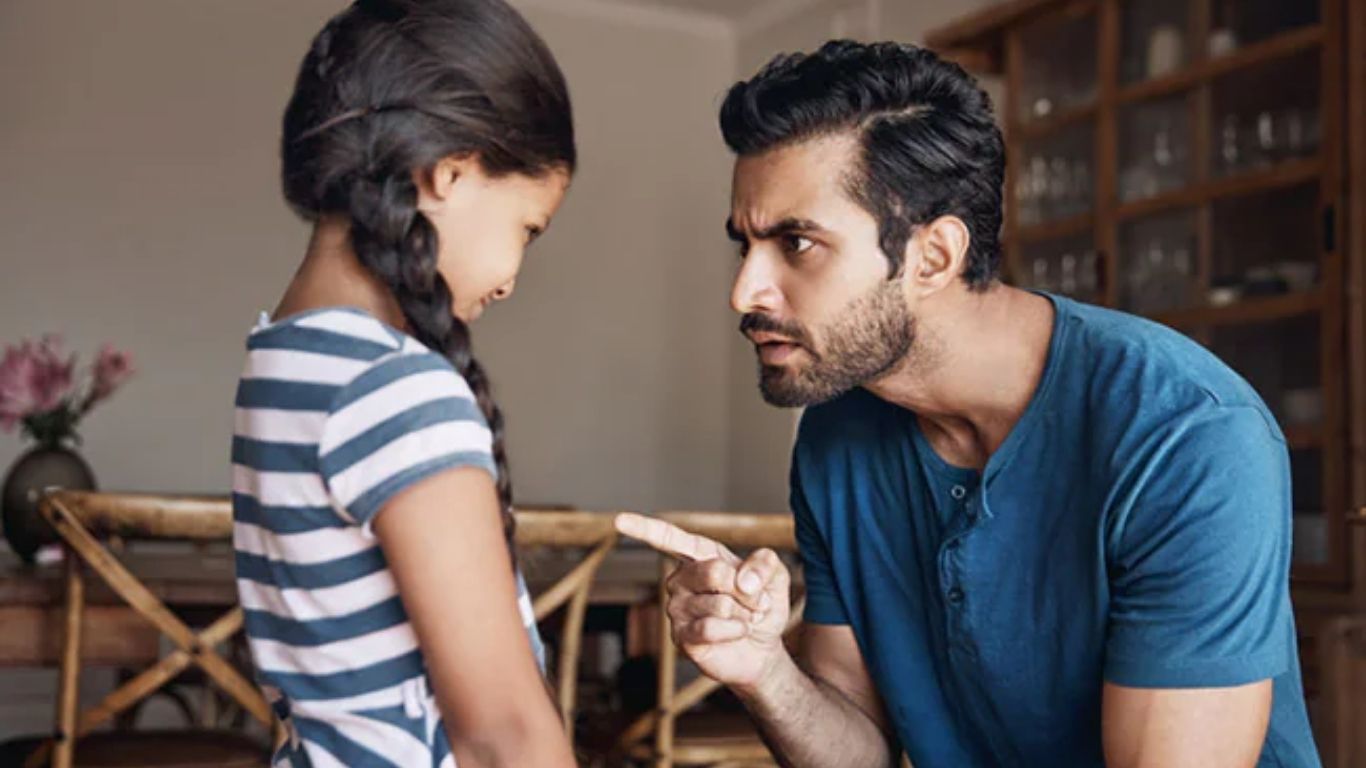 बच्चा हो गया है जिद्दी और शरारती? बिना डांट के सिखाएं अनुशासन के ये 5 तरीके