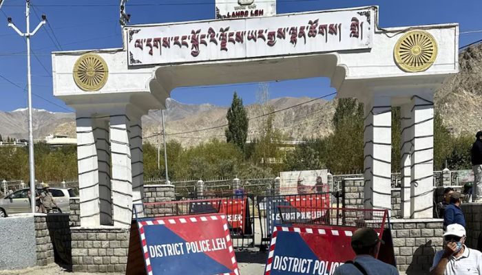 कर्फ्यू के साए में लेह, इंटरनेट पर ब्रेक, 50 गिरफ्तार, जानें ताजा अपडेट