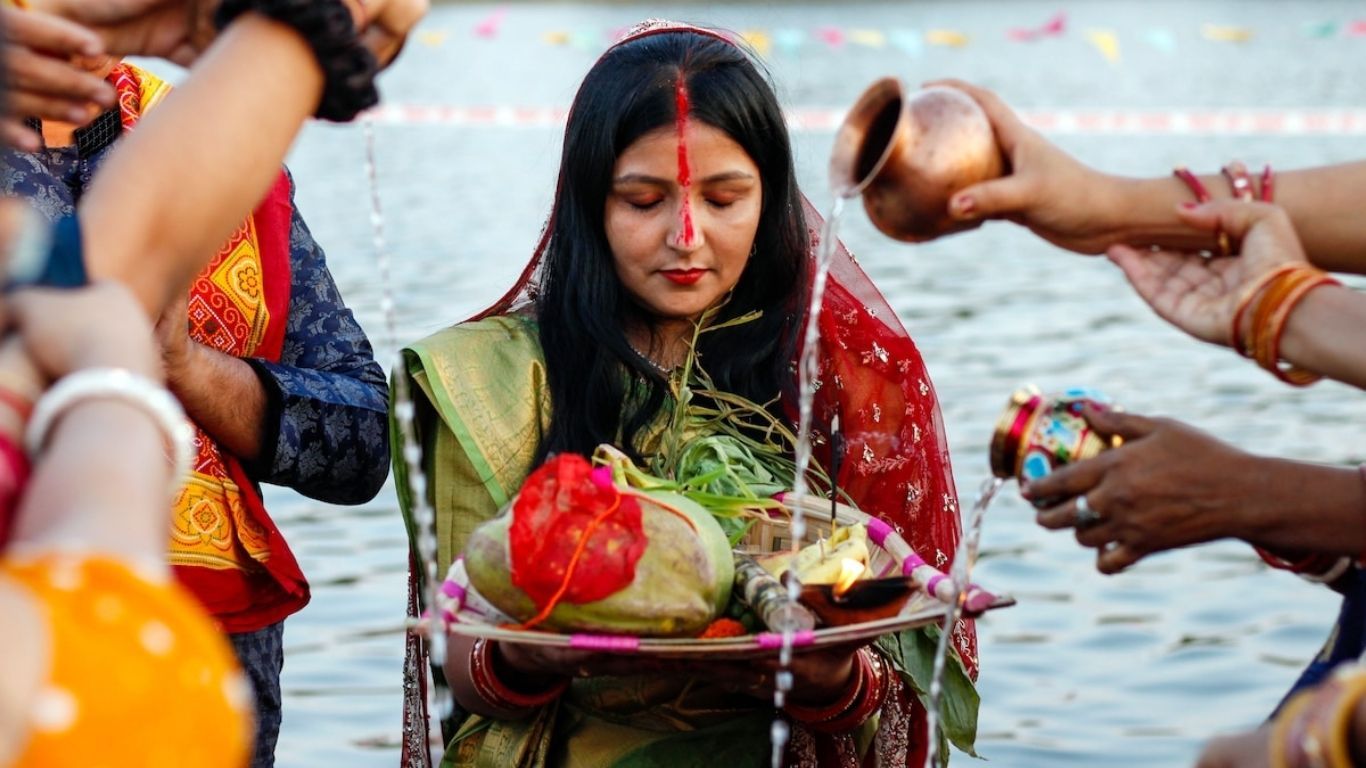 सूर्य को अर्घ्य देते वक्त जल में खड़े रहने की परंपरा के पीछे छिपा है गहरा रहस्य