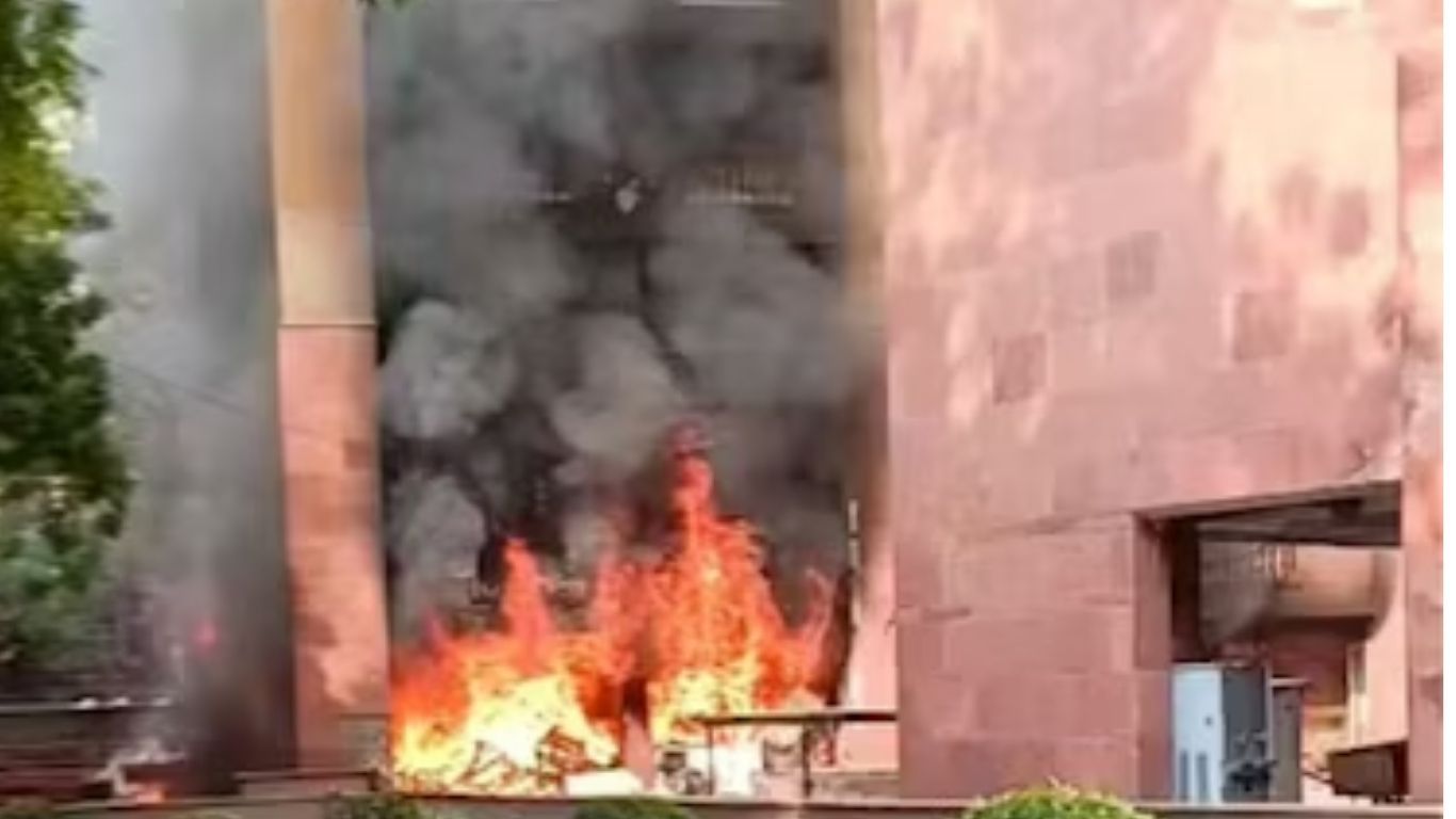 दिल्ली के ब्रह्मपुत्र अपार्टमेंट में भीषण आग