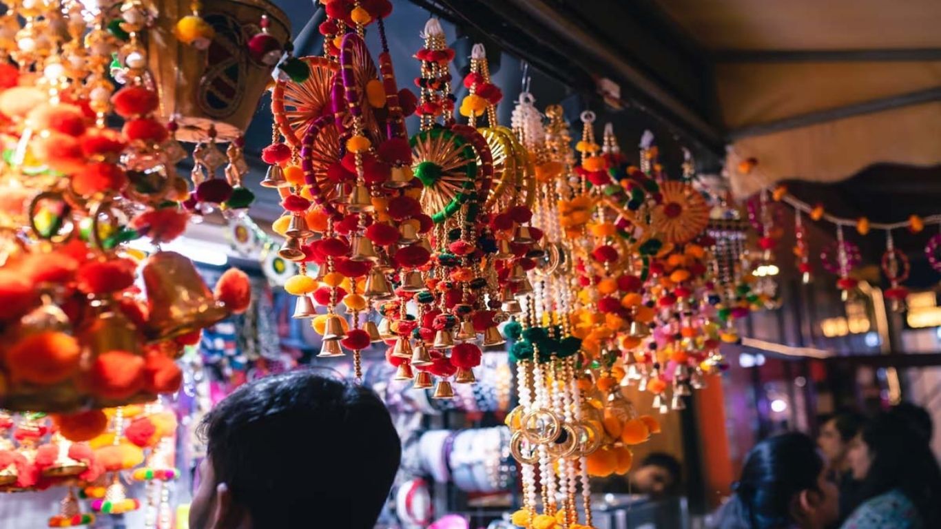 फेस्टिव सीजन की धूम: इन शहरों के टॉप दिवाली मार्केट्स को न करें मिस
