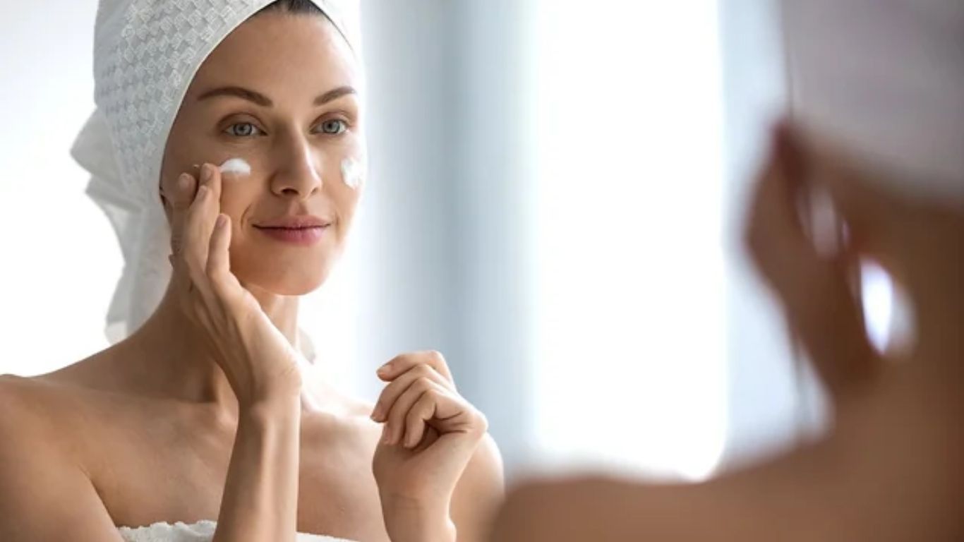 सिर से लेकर एड़ियों तक रूखी त्वचा? सर्दियों में अपनाएं ये स्किन केयर ट्रिक्स