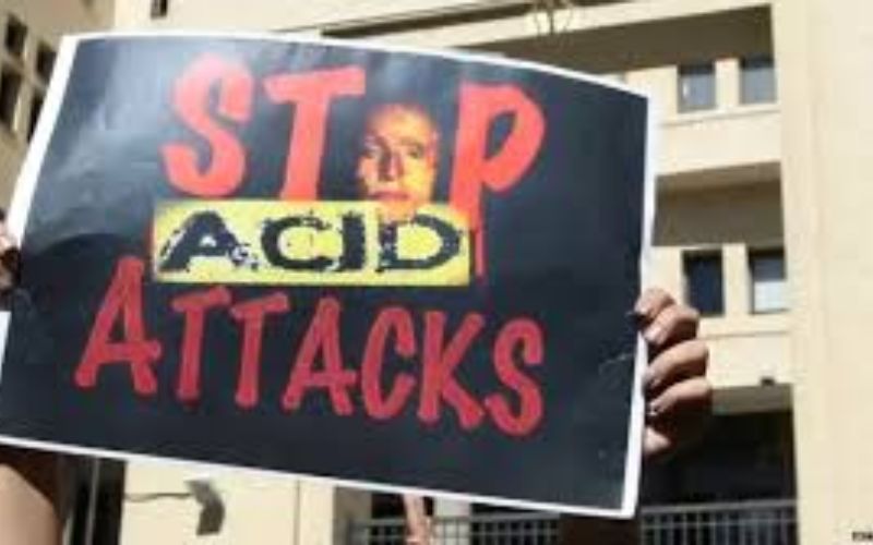 एसिड अटैक के आरोपी की पत्नी ने पीड़िता के पिता पर लगाया रेप और ब्लैकमेल का आरोप