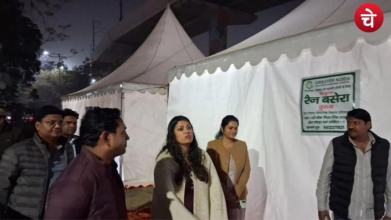 नोएडा की डीएम मेधा रूपम ने रैन बसेरों का औचक निरीक्षण किया