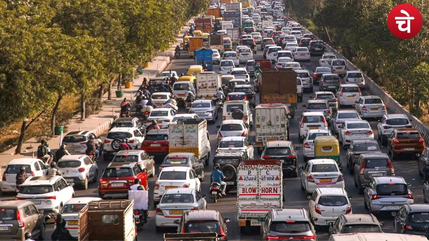 नोएडा–दिल्ली एक्सप्रेसवे पर रेंगते वाहन