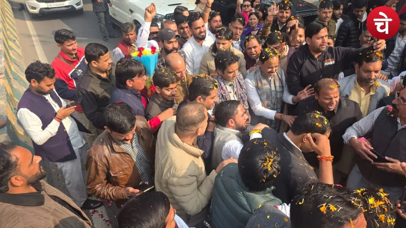 नोएडा सेक्टर-26 स्थित कार्यालय पर विधायक पंकज सिंह को बधाई देने उमड़े कार्यकर्ता