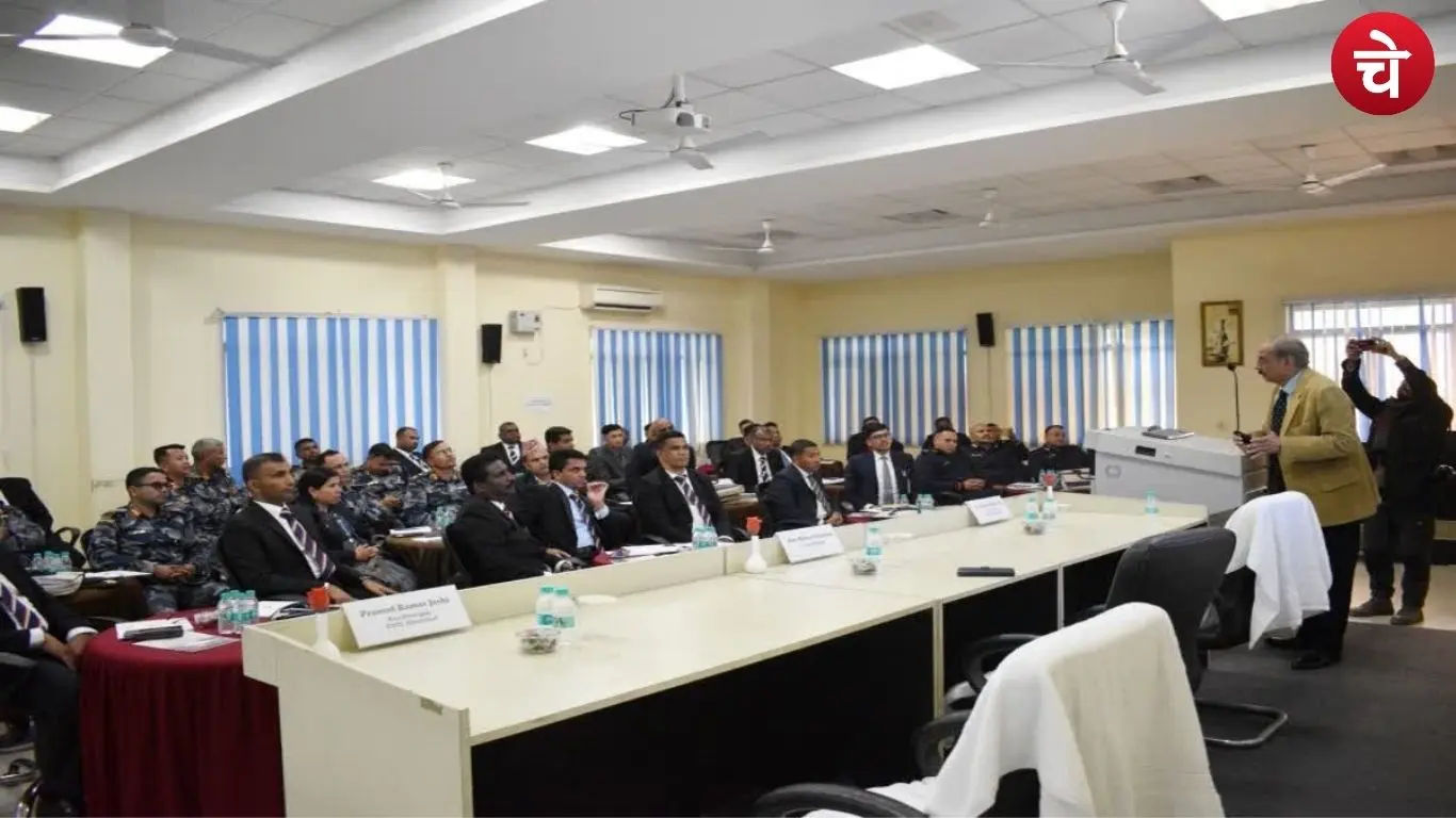 CDTI परिसर में प्रशिक्षण के दौरान अनुभव साझा करते अधिकारी
