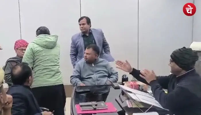 उत्तर प्रदेश के इस जिले में डीआईओएस पर वेतन भुगतान में घूस लेने का आरोप, कार्यालय में हंगामा